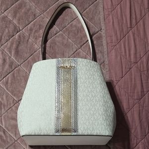 Michawl Kors Bucket Bag
